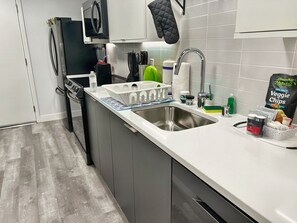 Fridge, microwave, oven, stovetop - Cozy Modern Studio on Spaulding Ave โ Complimentary WiFi & Parking (Los Angeles)