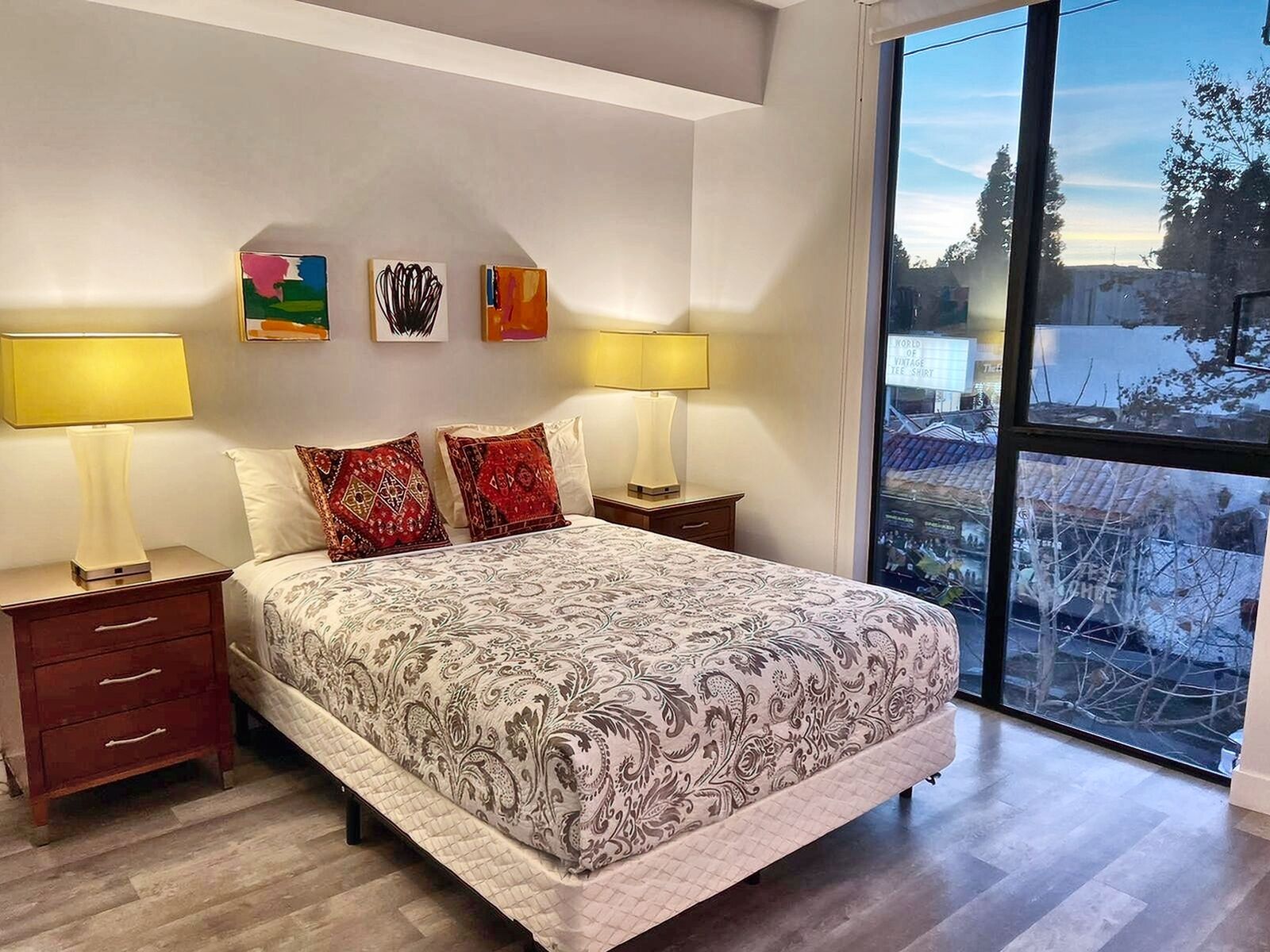1 habitación, tabla de planchar con plancha, wifi gratis y ropa de cama 