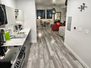 Fridge, microwave, oven, stovetop - Cozy Modern Studio on Spaulding Ave โ Complimentary WiFi & Parking (Los Angeles)