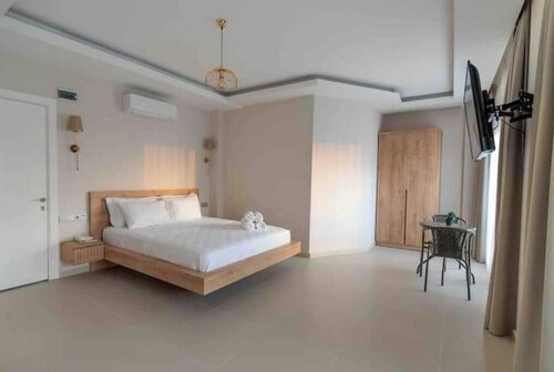 Spacious 14-bedroom apartment in fabulous Aydın with AC