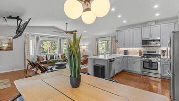 冰箱、微波炉、烤箱、炉灶