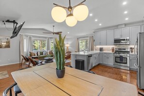 Fridge, microwave, oven, stovetop - Ski.Chill.Repeat. Cozy Tahoe Basecamp-Family Stay (South Lake Tahoe)