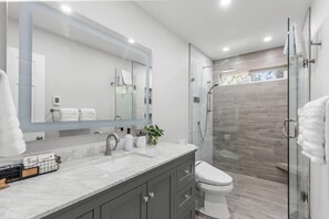 Regadera, secadora de cabello, bidet, toallas 