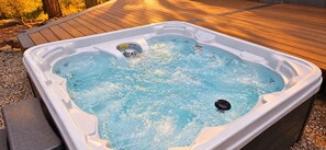 Un bain à remous entouré d’une terrasse en bois.