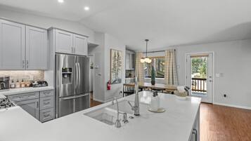 冰箱、微波炉、烤箱、炉灶