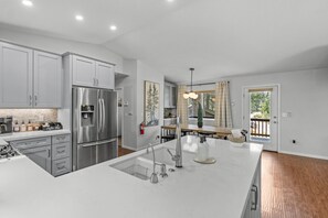 Fridge, microwave, oven, stovetop - Ski.Chill.Repeat. Cozy Tahoe Basecamp-Family Stay (South Lake Tahoe)