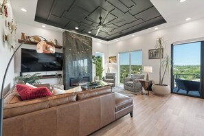 Smart TV, fireplace
