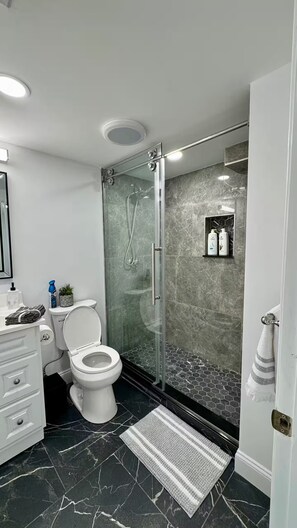 Dusche, Haartrockner, Handtücher, Seife