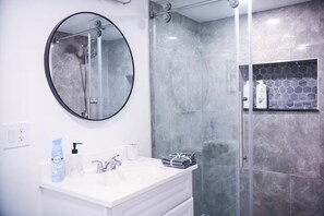 Douche, sèche-cheveux, serviettes fournies, savon