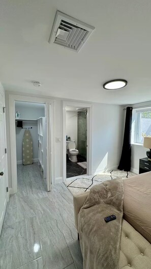 3 makuuhuonetta, silitysrauta/-lauta, Wi-Fi, vuodevaatteet