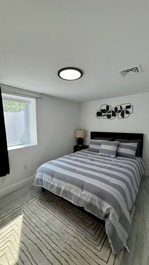 3 bedrooms, iron/ironing board, WiFi, bed sheets - Boston 3BDR/2BA/10-min to Airport/ Free Parking (Revere)