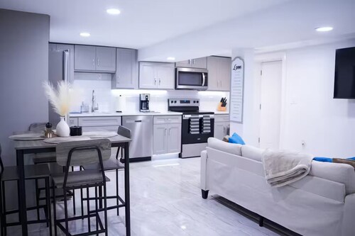 Boston 3BDR/2BA/10-min to Airport/ Free Parking