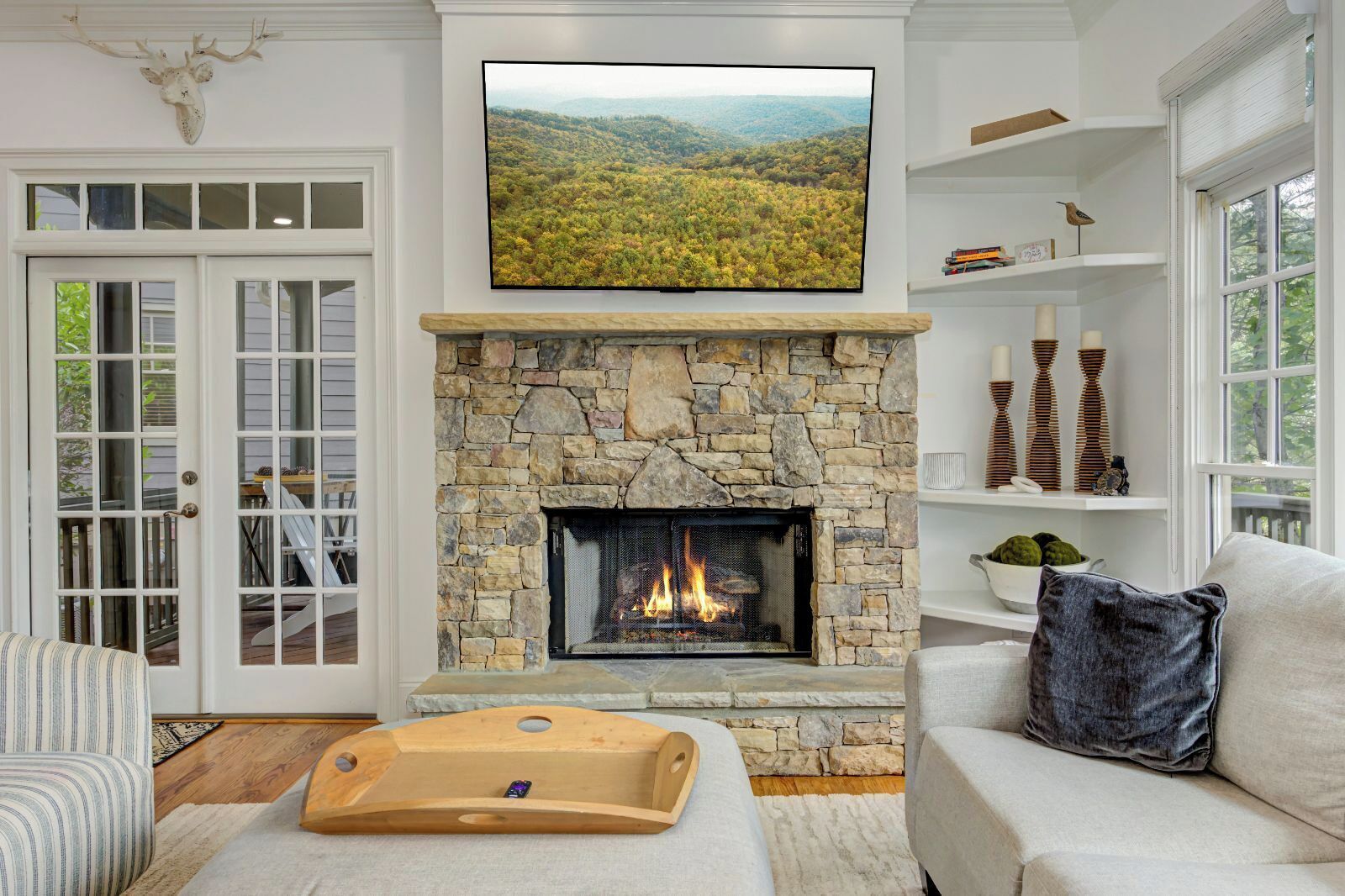 Smart-tv en een open haard