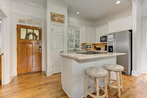 冷蔵庫、電子レンジ、オーブン、コンロ