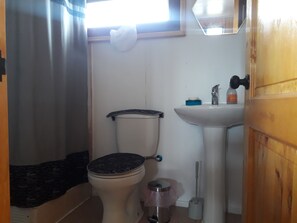 Douche, serviettes fournies, savon, papier toilette