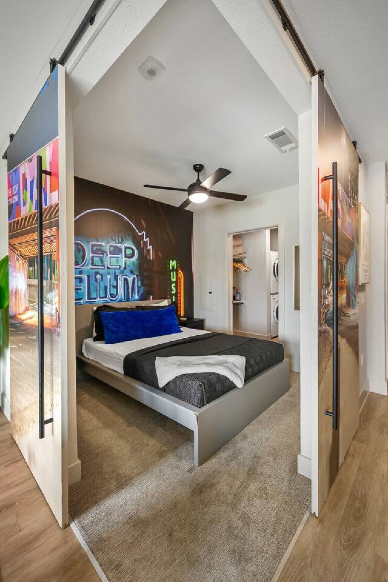 Desk, iron/ironing board, WiFi, bed sheets