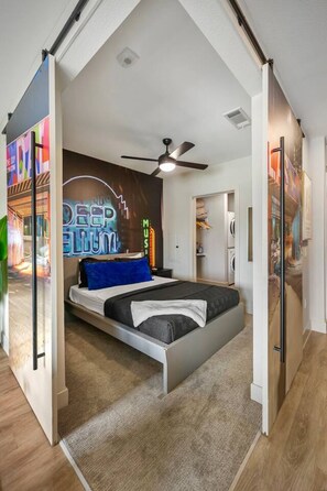 Een bureau, een strijkplank/strijkijzer, wifi, beddengoed