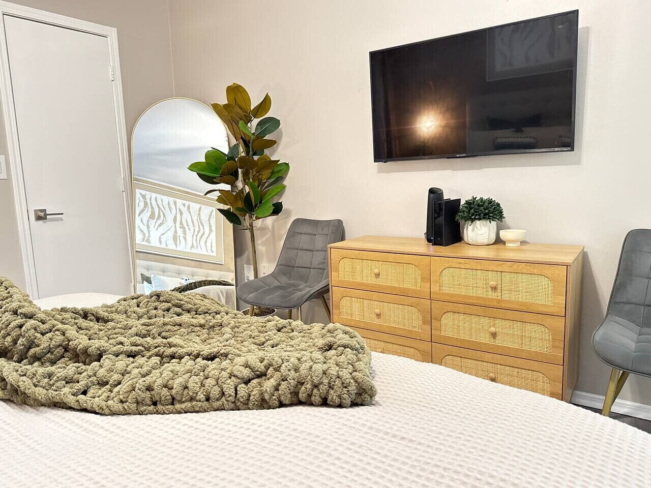 Desk, WiFi, bed sheets