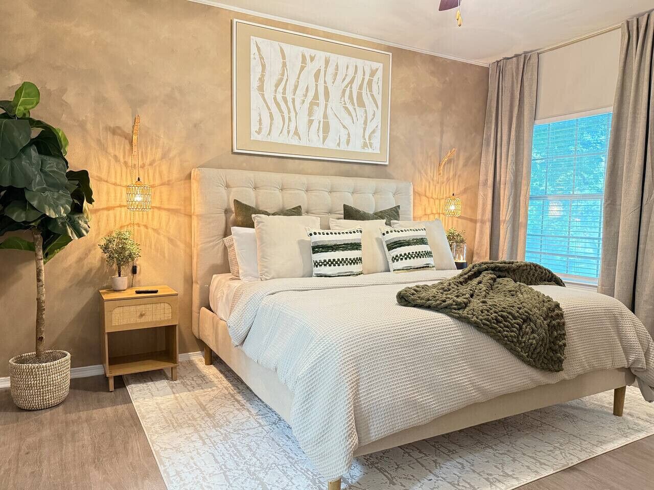 Desk, WiFi, bed sheets