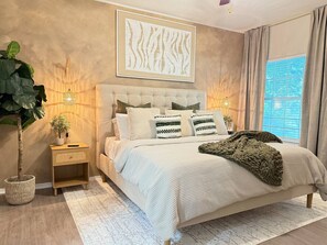 Escritorio, wifi y ropa de cama 