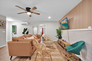 TV - Tropical Bamboo W/Pool~Outdoor Firepit. Minutes to Nights of Lights. (St. Augustine)