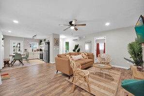 TV - Tropical Bamboo W/Pool~Outdoor Firepit. Minutes to Nights of Lights. (St. Augustine)