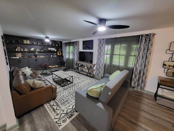 تلفزيون، كرة قدم الطاولة، تنس طاولة، ستيريو