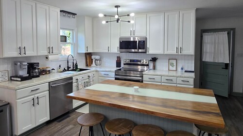 Spacious Renovated 5 bedroom Retreat near I-85