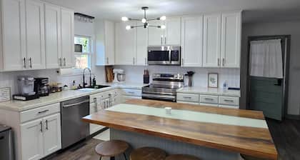 Spacious Renovated 5 bedroom Retreat near I-85
