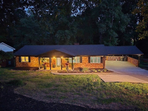 Spacious Renovated 5 bedroom Retreat near I-85