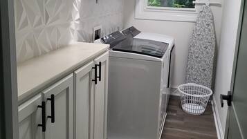 Microondas, horno, placa de cocina y lavavajillas