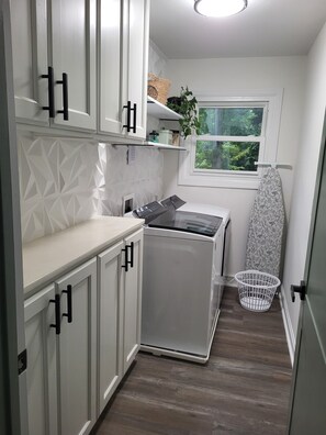 Mikrowelle, Ofen, Herdplatte, Geschirrspüler