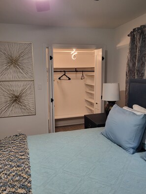 5 bedrooms, iron/ironing board, WiFi, bed sheets