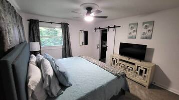 5 bedrooms, iron/ironing board, WiFi, bed sheets