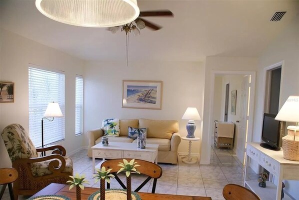 TV - Tranquil 2 BR/ 2 BA condo in Rotonda West with screened lanai, and canal (Rotonda West)