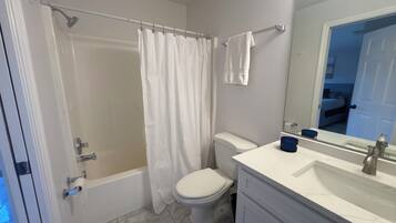 Een haardroger, handdoeken, zeep, toiletpapier