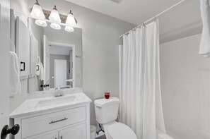 Sèche-cheveux, serviettes fournies, savon, papier toilette