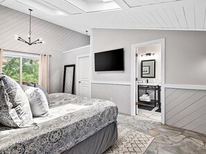 4 bedrooms, desk, iron/ironing board, free WiFi