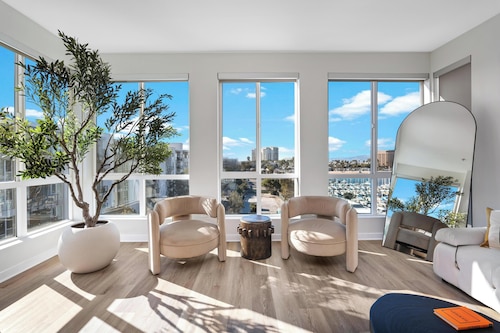 Modern Marina: Chic Design & Coastal Comfort