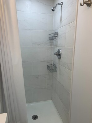 Dusche, Handtücher, Seife, Toilettenpapier