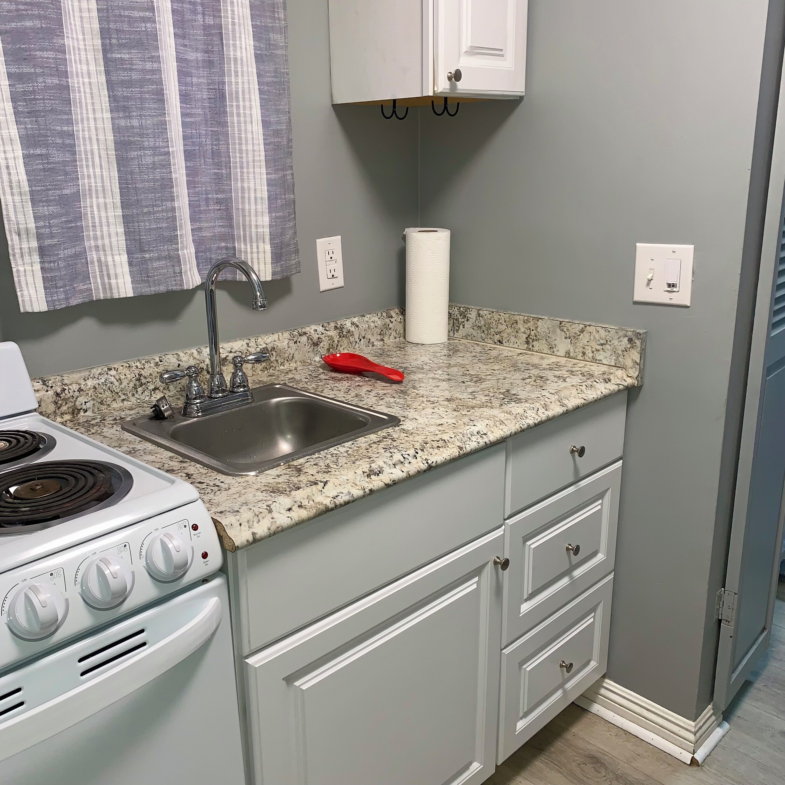 Kylskåp, mikrovågsugn, ugn och spishäll