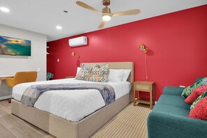 1 dormitorio, tabla de planchar con plancha, wifi y ropa de cama