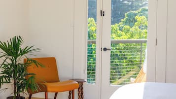 Desk, laptop workspace, free WiFi