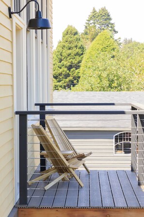 Escritorio, espacio para trabajar con laptop y wifi gratis 