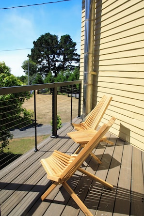 Deluxe Studio Suite, Partial Ocean View | Desk, laptop workspace, free WiFi