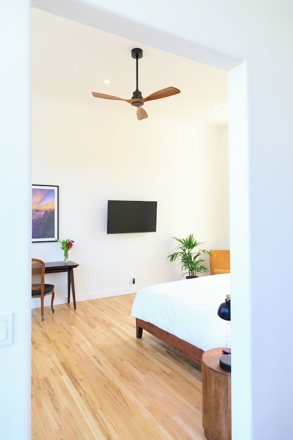 Suite estudio Deluxe, vistas parciales al mar | Escritorio, espacio para trabajar con un portátil, wifi gratis