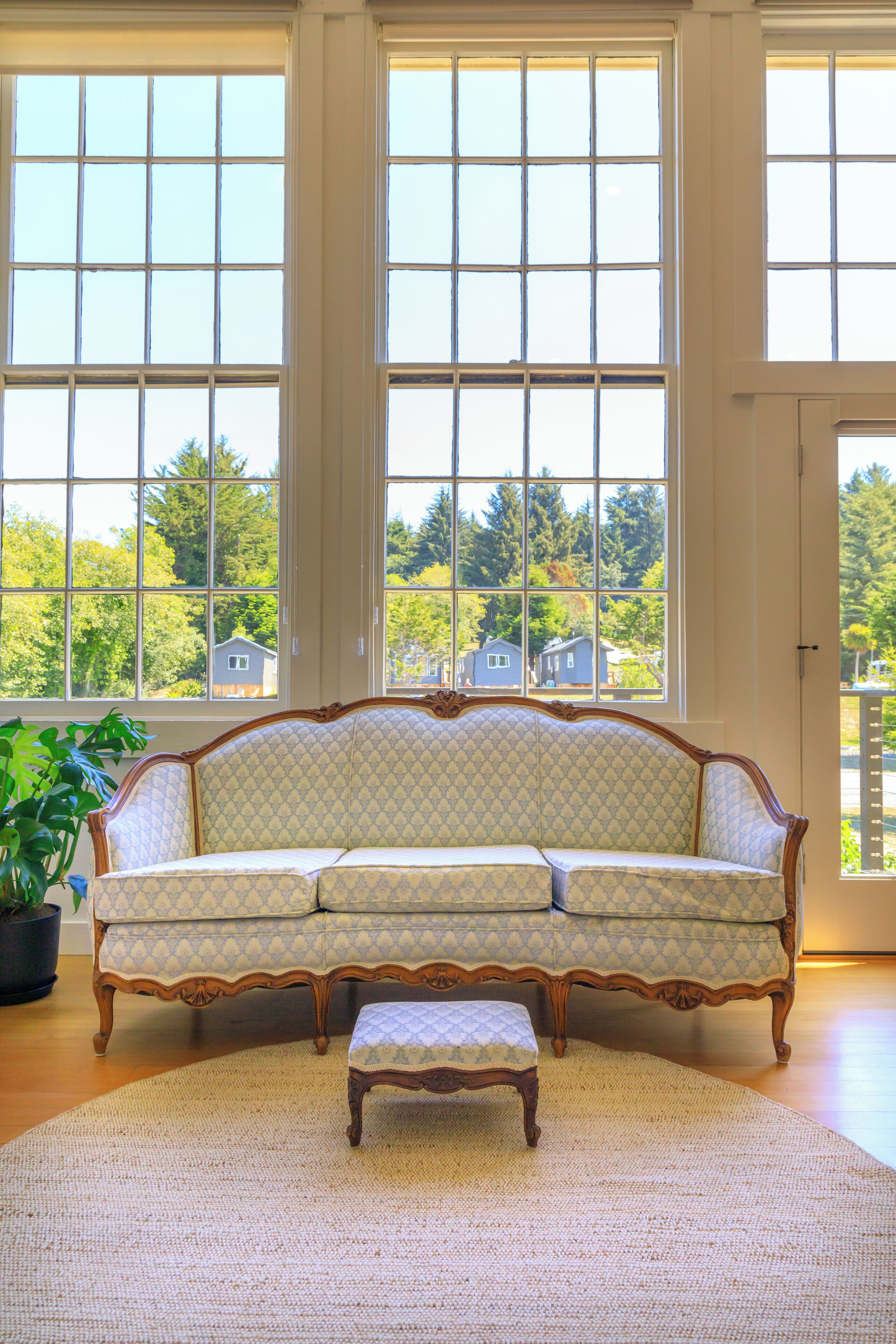 办公桌、笔记本电脑工作区、免费 WiFi