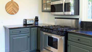 Deluxe House, Partial Ocean View | Living area