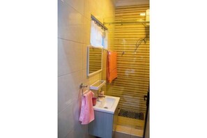 Bathroom - Single Room En Suite In A House (Accra)