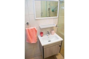 Bathroom - Single Room En Suite In A House (Accra)